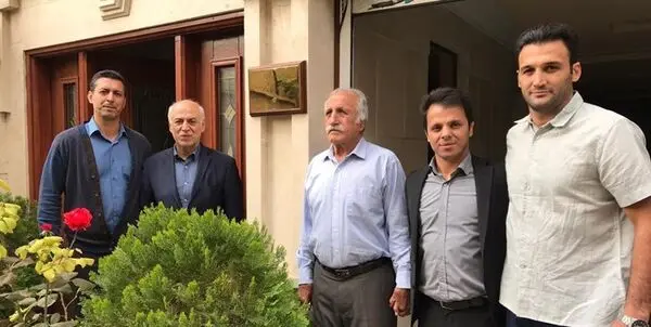 پلاک افتخار برزگر سردر منزل وی نصب شد