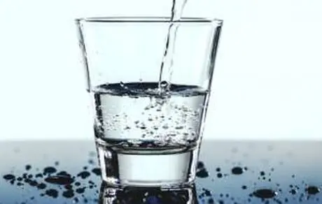 یک لیوان آب جان فوتبالیست جوان را گرفت ! + عکس