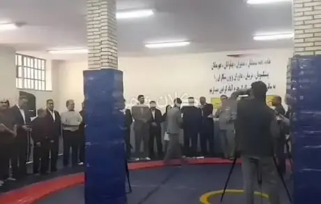 سوژه جدید مردم در شبکه‌های اجتماعی: سالن کشتی با دو ستون در وسط تشک!