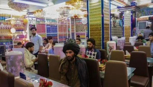 زنان و مردان حق ندارند در کنار هم در رستوران‌ها غذا بخورند!