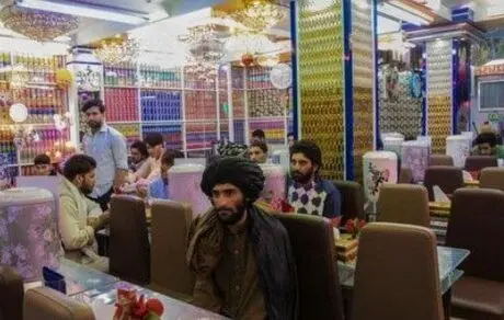 زنان و مردان حق ندارند در کنار هم در رستوران‌ها غذا بخورند!