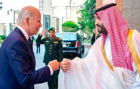 زمانی که بایدن با محمد بن سلمان مشت به مشت شد به چه فکر می‌کرد؟ 