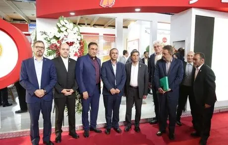 بازدید مدیرعامل بیمه البرز از غرفه گروه صنعتی مینو در بیست و نهمین نمایشگاه بین المللی آگروفود