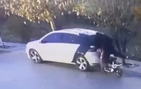 عاقبت استفاده از موبایل پشت موتور!