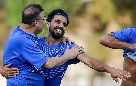 اعتراض هافبک استقلال برای حضور در دفاع راست 