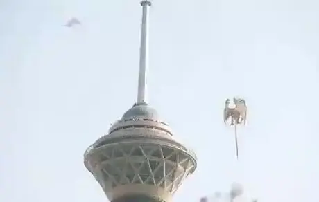 اژدها روی برج میلاد..