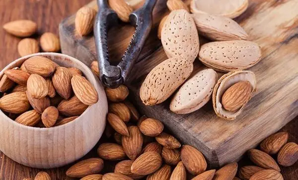 خوردن بادام پوست کنده چه خواصی دارد؟