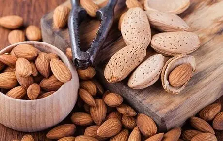 خوردن بادام پوست کنده چه خواصی دارد؟