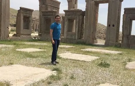 پویا امینی درمیان بنای قدیمی مشهور + عکس
