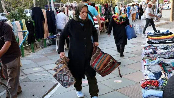 زنان اولین قربانیان شوک‌های اقتصادی پی‌در‌پی