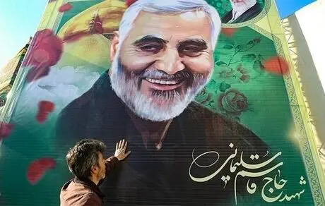 اهتزاز بزرگترین پرچم یادبود شهید سلیمانی در برج میلاد