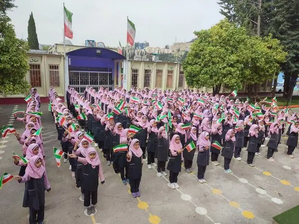 حمله به دختر ۱۱ ساله به خاطر افتادن مقنعه!