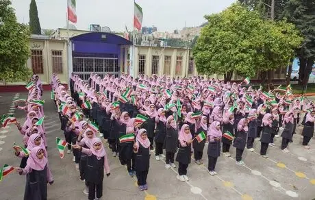 حمله به دختر ۱۱ ساله به خاطر افتادن مقنعه!