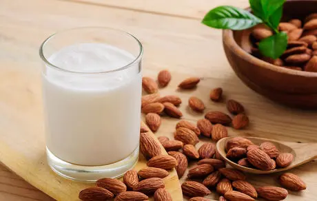 معجون شیر بادام گیاهی جایگزین مناسب برای شیر گاو