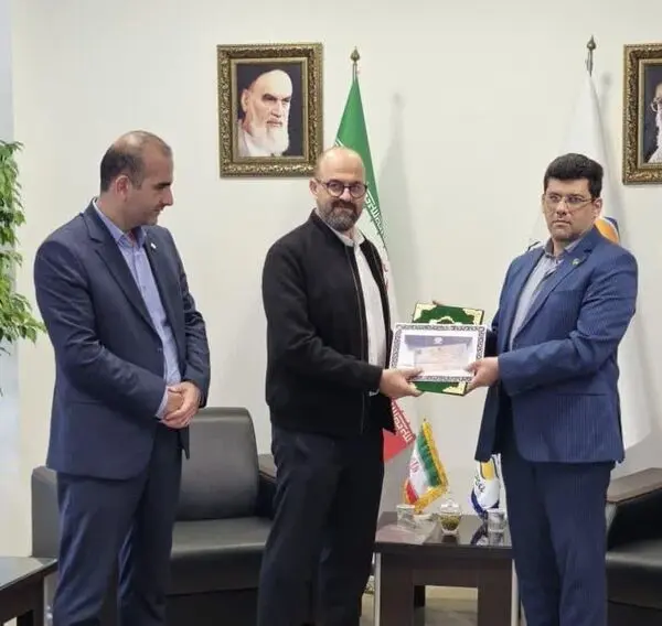 اقدام بیمه ایران در راستای حمایت از تولید و اقتصاد ملی؛ تحویل چک هزار میلیارد ریالی خسارت آتش‌سوزی به منطقه آزاد انزلی