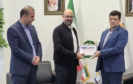 اقدام بیمه ایران در راستای حمایت از تولید و اقتصاد ملی؛ تحویل چک هزار میلیارد ریالی خسارت آتش‌سوزی به منطقه آزاد انزلی