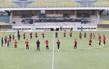 ادای احترام به ملی‌پوشان درگذشته در زلزله ترکیه پیش از تمرین پرسپولیس