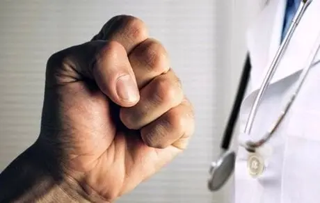 بیمار عصبانی بینی پزشک را شکست!