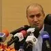 اگر در ورزشگاهی شعارهای نژادپرستانه سر داده شد، داور بازی، مسابقه را تعطیل کند