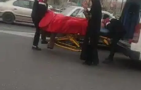 اتفاق هایی که فقط در ایران می بینید: بیمار از آمبولانس بیرون افتاد