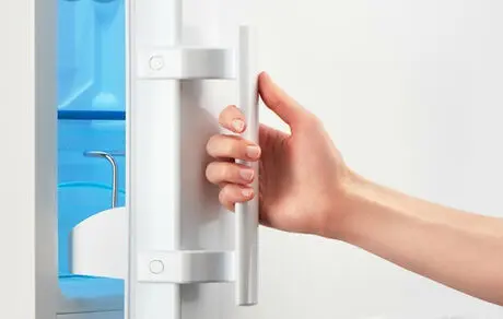 شما هم بی دلیل درب یخچال را باز می کنید؟