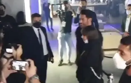گلزار خطاب به هوادارش: روسری‌ات را درست کن! 