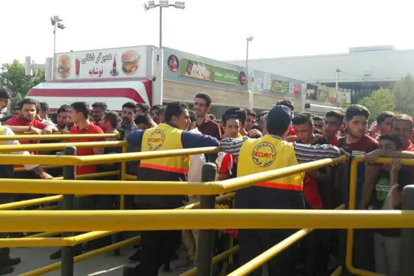 ۱۰ هزار نفر بدون بلیت الکترونیکی وارد ورزشگاه آزادی شدند!