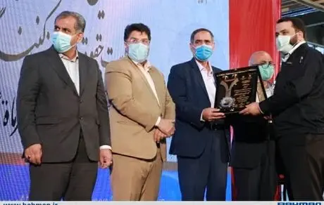 لوح و تندیس رعایت حقوق مصرف‌کنندگان استان قزوین به بهمن دیزل اعطا شد