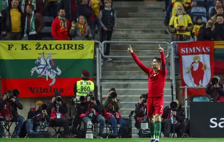 فاصله رونالدو با دایی ۱۰ گل شد