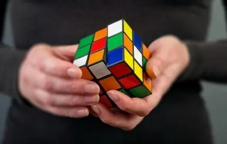 آموزش گام به گام حل مکعب روبیک + عکس 