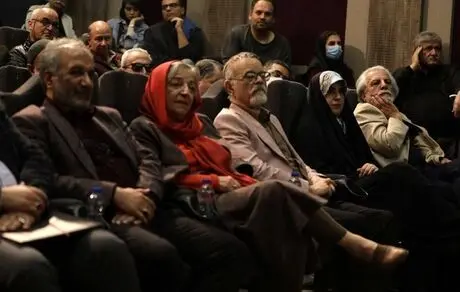 مرضیه برومند در مراسم تودیع مدیرعامل جدید خانه سیما برخی از آقایان همکارش را به آغوش می‌کشید! 