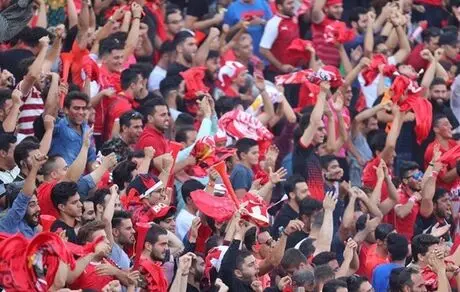 حاشیه دیدار پرسپولیس و نساجی | تشویق پیتر چک در آزادی