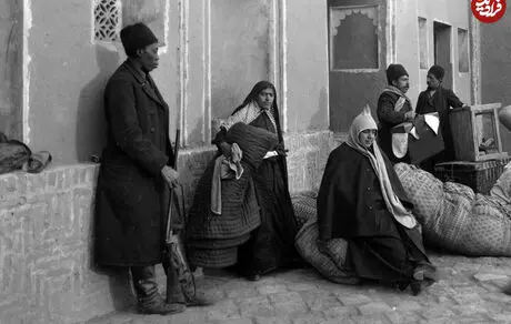 دختر ناصرالدین شاه در کنار غلام آفریقایی