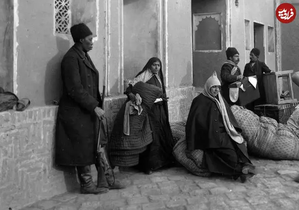 دختر ناصرالدین شاه در کنار غلام آفریقایی