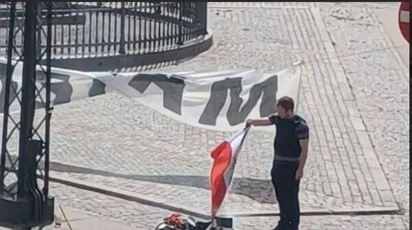 به قرآن سوزی در سوئد واکنش نشان می‌دهند اما به جنایات مقابل چشمانشان نه! 