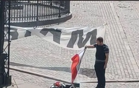 به قرآن سوزی در سوئد واکنش نشان می‌دهند اما به جنایات مقابل چشمانشان نه! 