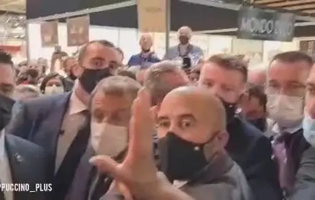 رئیس‌جمهور در بازدید از نمایشگاه تخم مرغی شد! 