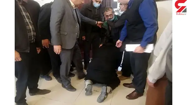 عکس تاثیرگذار پابوسی قاتل اعدامی از پدر مقتول 