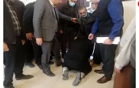عکس تاثیرگذار پابوسی قاتل اعدامی از پدر مقتول 
