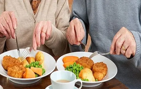 تغذیه سالمندان باید چگونه باشد؟