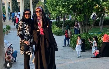خانم مجری در کنار حافظ + عکس