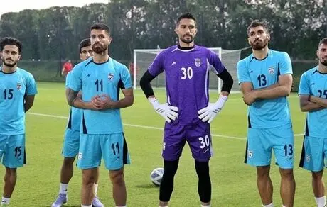 بازیکنان و کادرفنی تماشاگر بازی پلی‌آف جام جهانی 