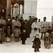 عکسی از نوه‌های ناصرالدین شاه در کنار «برده‌های سیاهپوست»