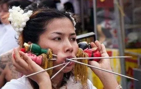 جشنواره ای در تایلند که اشیا را درون بدن فرو میکنند !!!