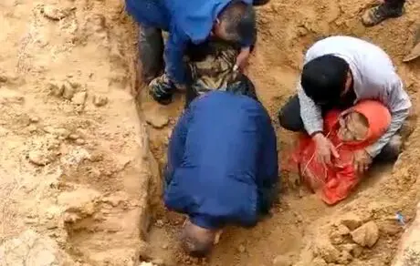 دفن دو پسر بچه زیر خاک در روستا  + فیلم