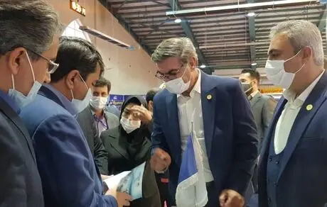 بازدید استاندار یزد از غرفه توانمندی‌های ساخت داخل شرکت معدنی و صنعتی چادرملو