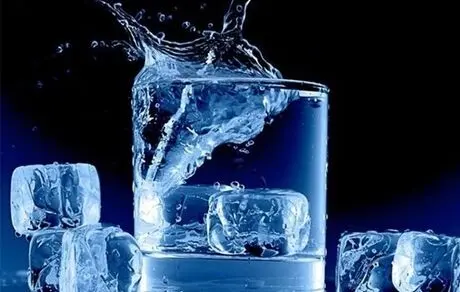 نوشیدن آب یخ با بدنتان چه می‌کند؟