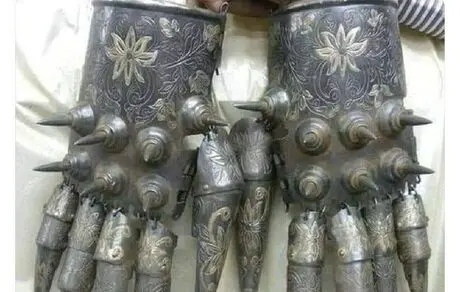 عکسی عجیب از دستکش های جنگی دوران صفوی