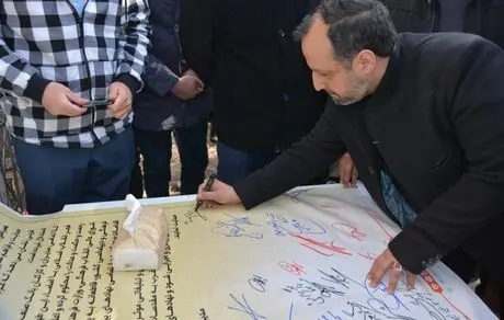 بازدید وزیر امور اقتصادی و دارایی از غرفه بانک صنعت و معدن در راهپیمایی 22 بهمن