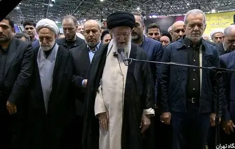 تصویری از اقامه نماز رهبر انقلاب بر پیکر شهید اسماعیل هنیه